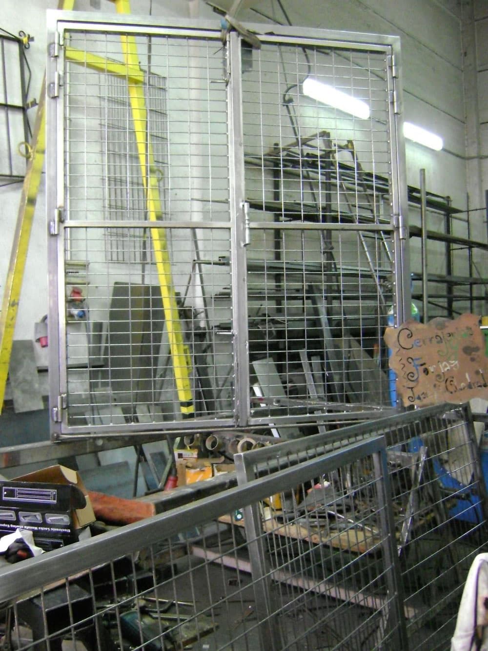 Cerramiento de protección para montacargas, con apertura y cierre por cerradura electromagnética