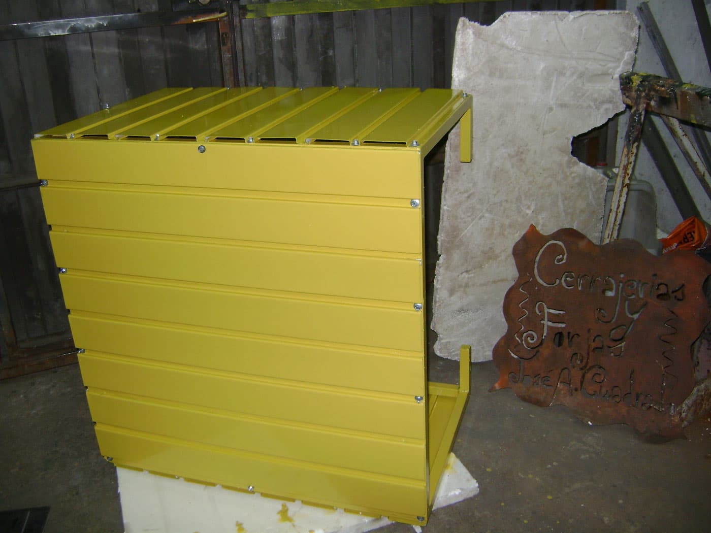 Estructura de cubo en chapa para proteger las tuberías del cableado eléctrico. Palacio de las Cortes, Carrera de San Jerónimo, Madrid