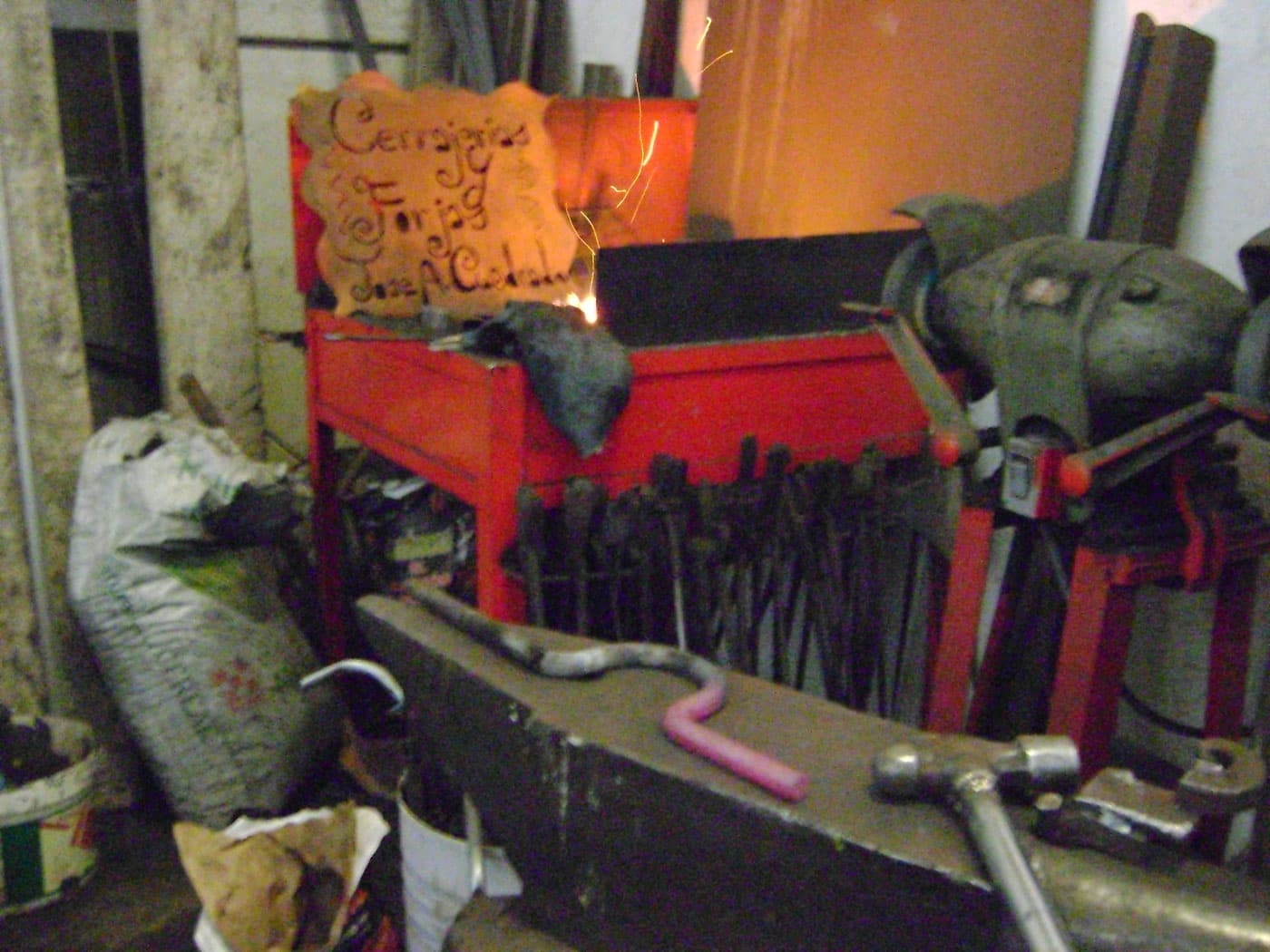 Omegas hechas en fragua para Zardoya Otis
