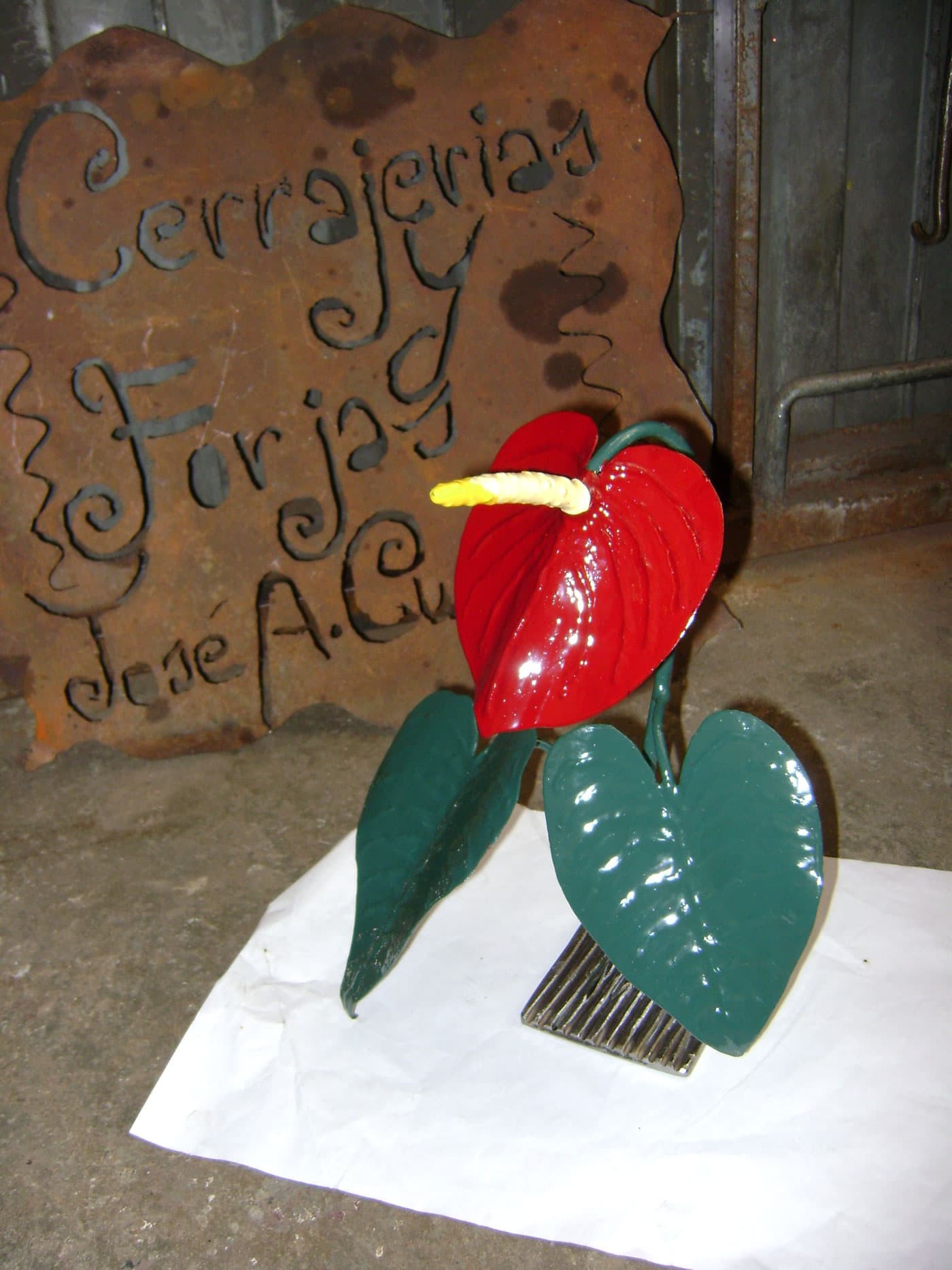 Flor de acero forjado terminada y pintada a color
