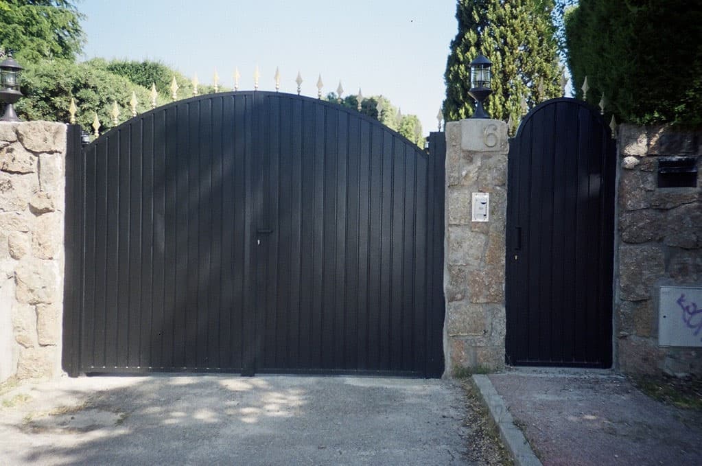 Puerta batiente de dos hojas en medio punto