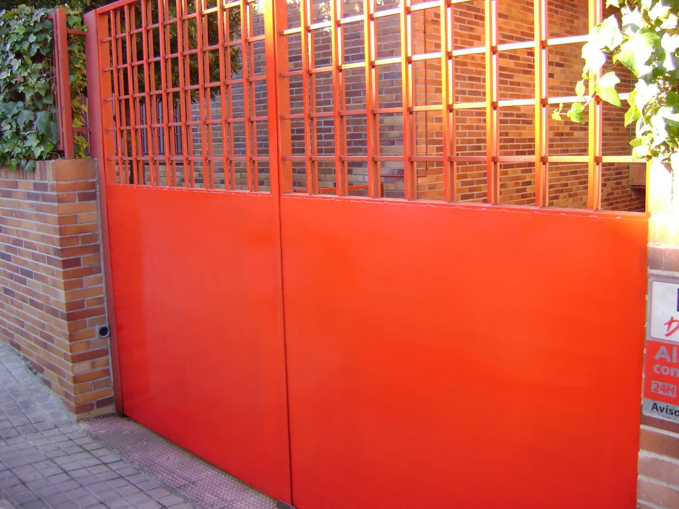 Puerta de garaje de dos hojas, lacada en RAL 3001