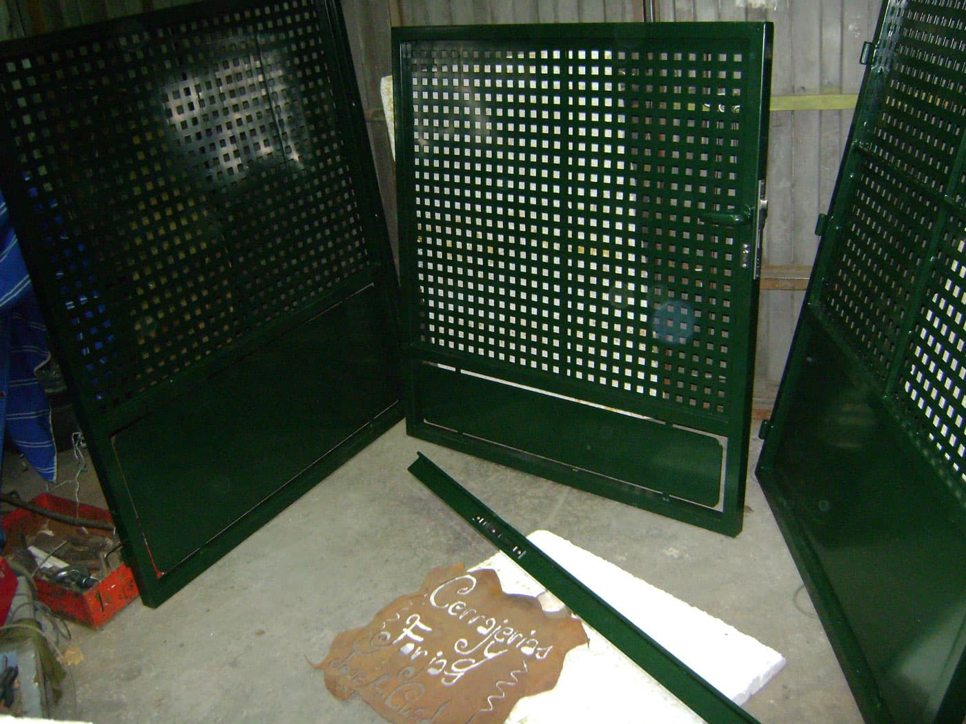 Puerta peatonal y de dos hojas, lacadas al horno en RAL 6009