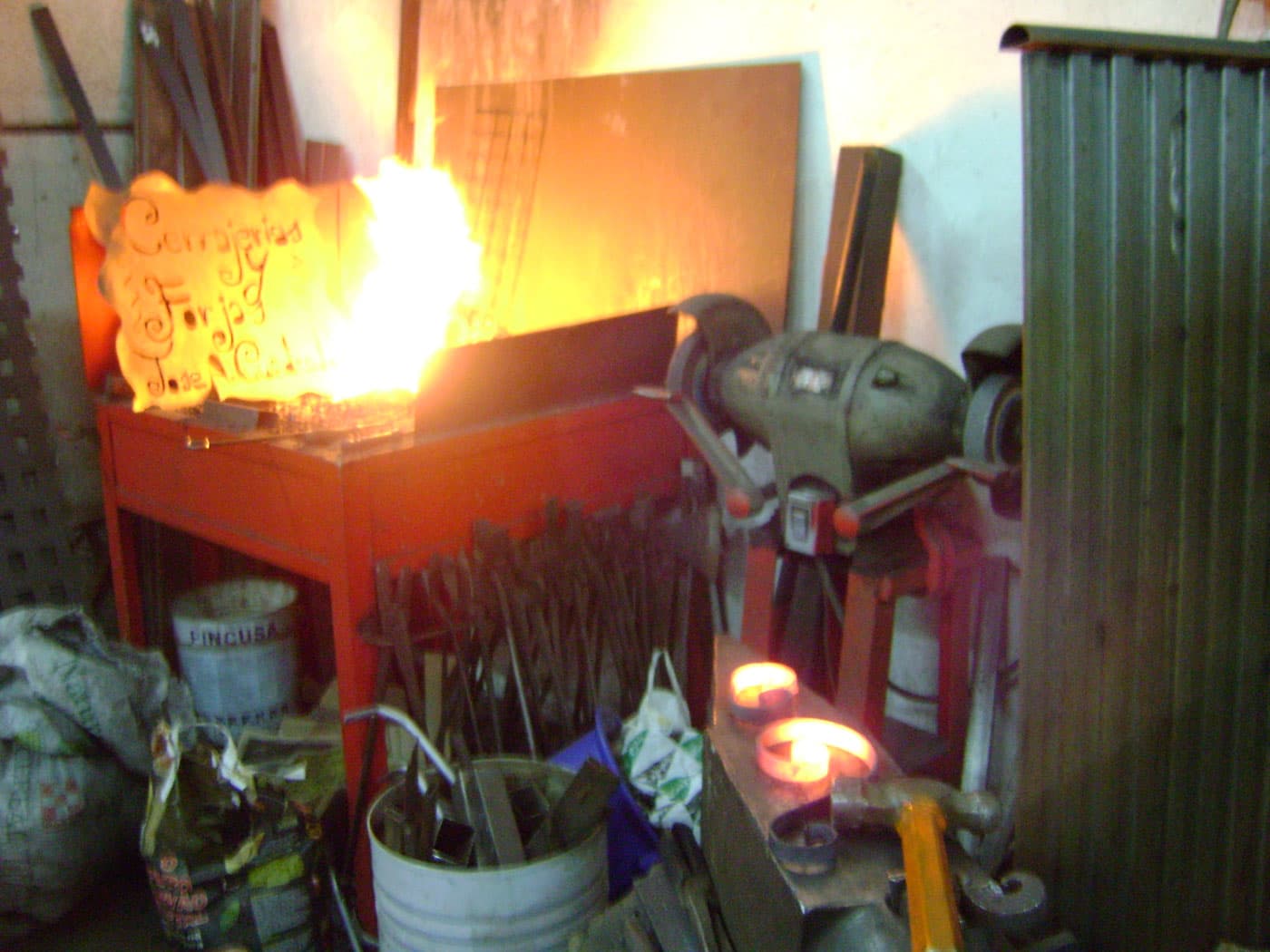 Cuatrocientas piezas elaboradas en la fragua, a sangre y fuego, para ese juego de rejas