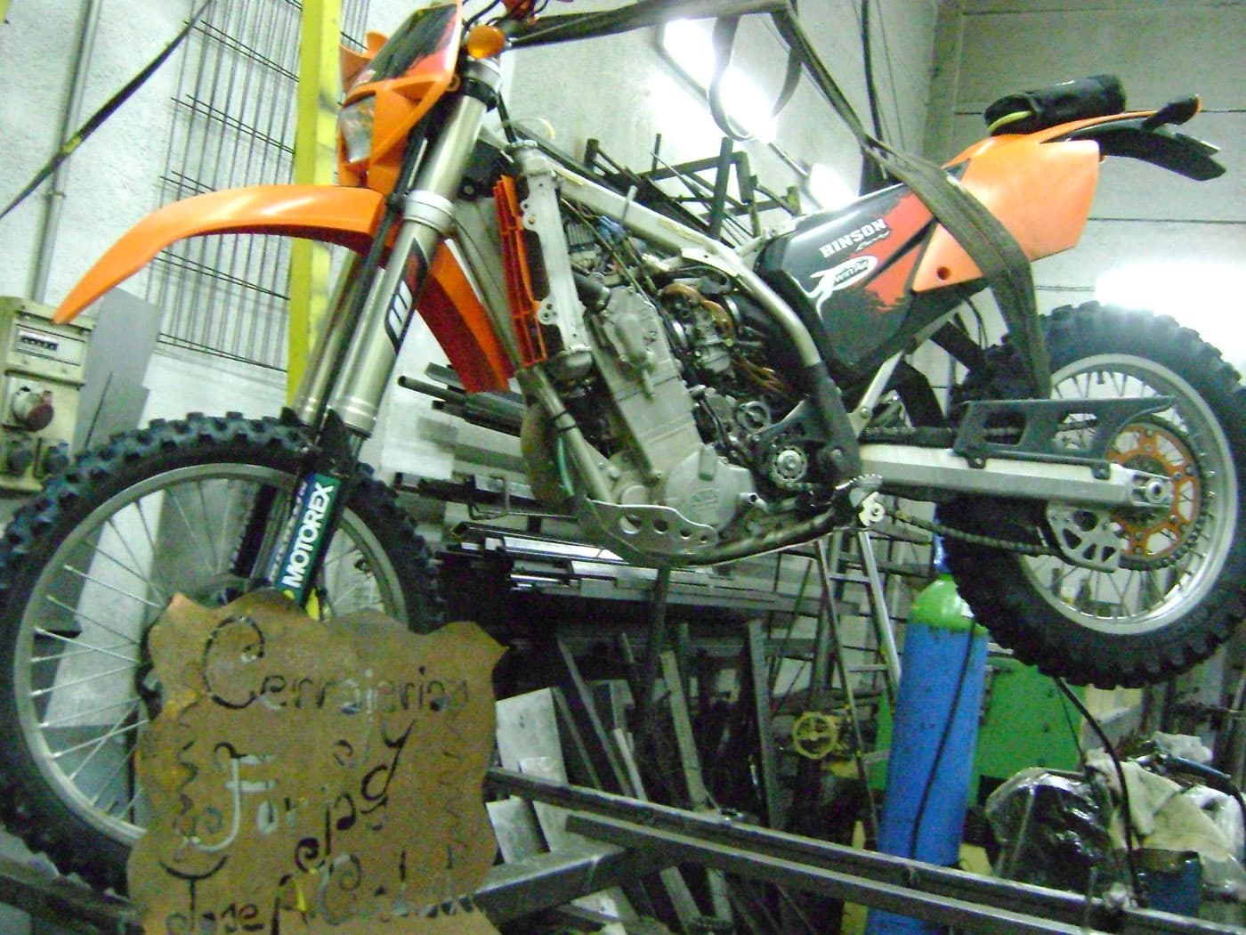Soldadura del chasis de una KTM EXC 400 4T